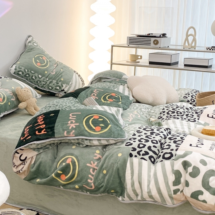 91家纺网 家纺一手货源 找家纺 昔可家纺 2021新款小包边牛奶绒四件套抹茶笑脸