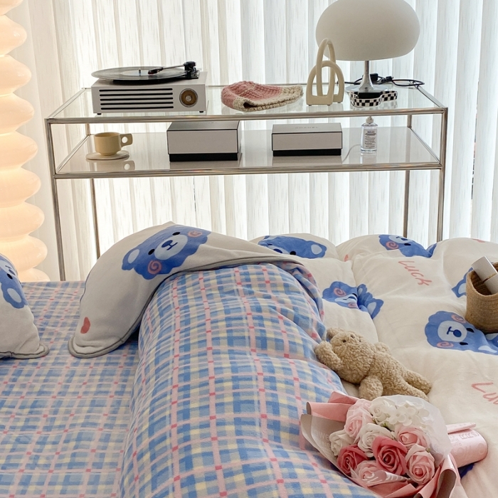 91家纺网 家纺一手货源 找家纺 昔可家纺 2021新款小包边牛奶绒四件套幸运小熊