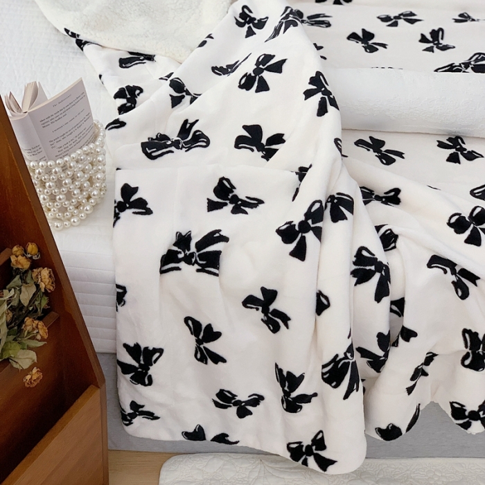 91家纺网 家纺一手货源 找家纺 昔可家纺 2021新款牛奶羊羔绒印花毛毯 赫本风黑蝴蝶结