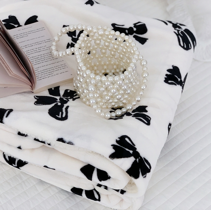 91家纺网 家纺一手货源 找家纺 昔可家纺 2021新款牛奶羊羔绒印花毛毯 赫本风黑蝴蝶结