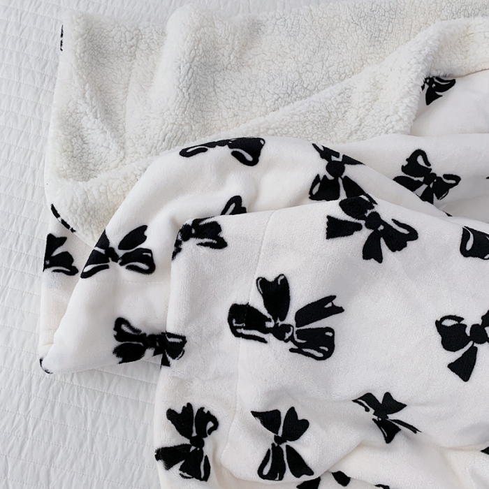 91家纺网 家纺一手货源 找家纺 昔可家纺 2021新款牛奶羊羔绒印花毛毯 赫本风黑蝴蝶结