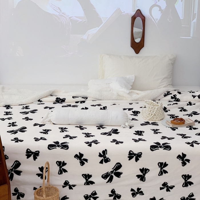 91家纺网 家纺一手货源 找家纺 昔可家纺 2021新款牛奶羊羔绒印花毛毯 赫本风黑蝴蝶结