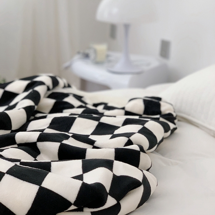 91家纺网 家纺一手货源 找家纺 昔可家纺 2021新款牛奶羊羔绒印花毛毯 棋盘格-黑色