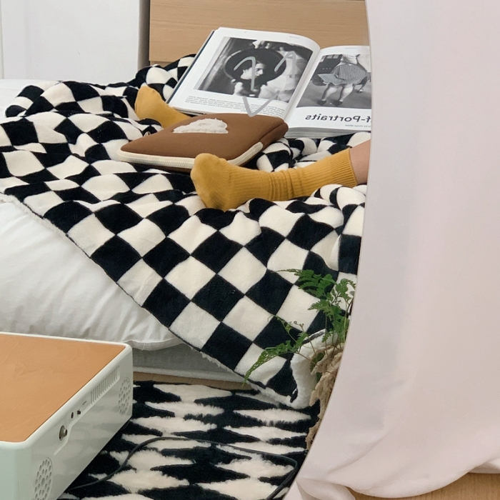 91家纺网 家纺一手货源 找家纺 昔可家纺 2021新款牛奶羊羔绒印花毛毯 棋盘格-黑色