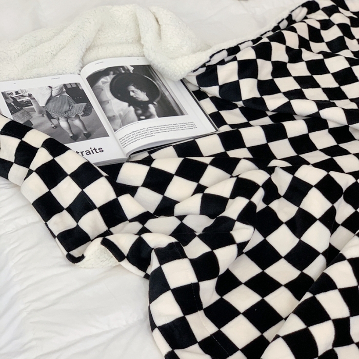 91家纺网 家纺一手货源 找家纺 昔可家纺 2021新款牛奶羊羔绒印花毛毯 棋盘格-黑色