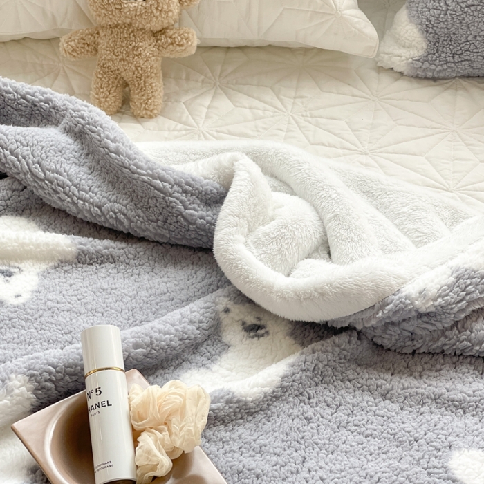 91家纺网 家纺一手货源 找家纺 昔可家纺 2021新款羊羔泰迪绒印花毛毯 灰底白熊