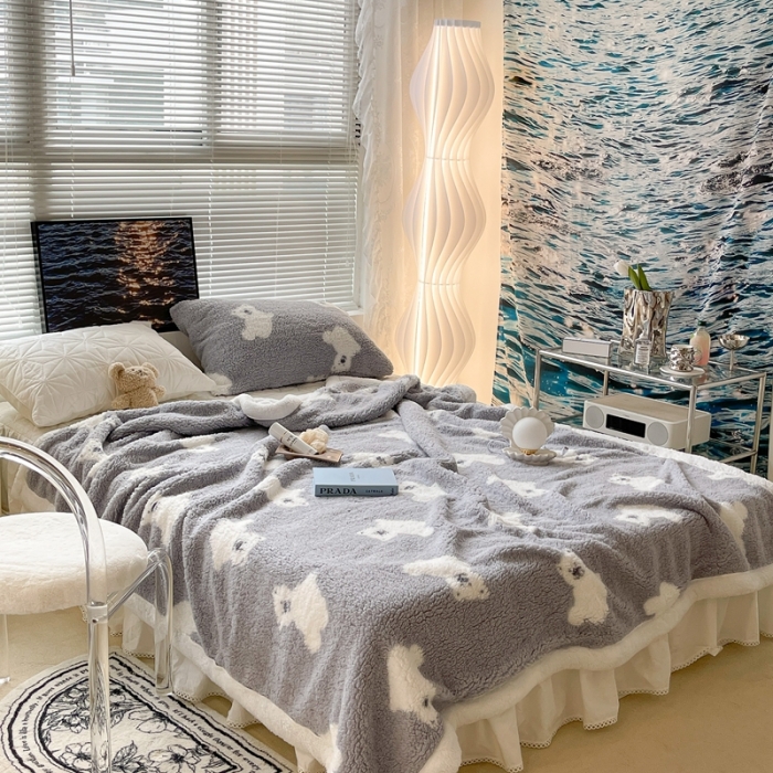 91家纺网 家纺一手货源 找家纺 昔可家纺 2021新款羊羔泰迪绒印花毛毯 灰底白熊