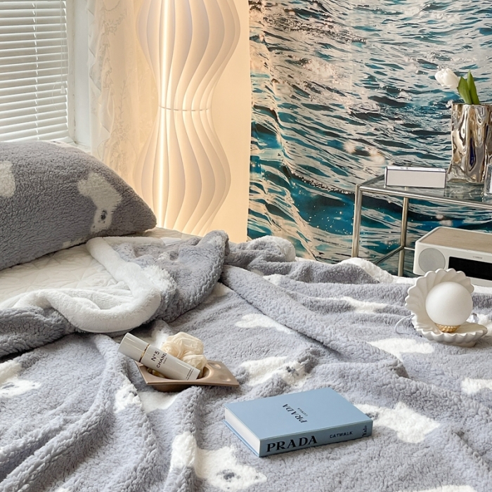 91家纺网 家纺一手货源 找家纺 昔可家纺 2021新款羊羔泰迪绒印花毛毯 灰底白熊