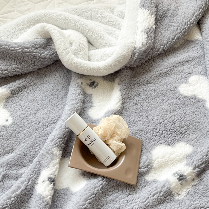 91家纺网 家纺一手货源 找家纺 昔可家纺 2021新款羊羔泰迪绒印花毛毯 灰底白熊