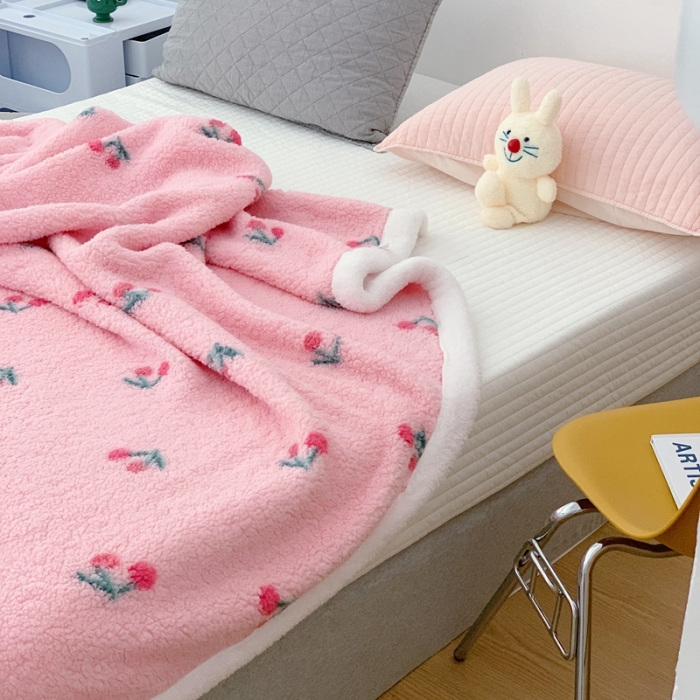 91家纺网 家纺一手货源 找家纺 昔可家纺 2021新款羊羔泰迪绒印花毛毯-第二组图粉粉小樱桃