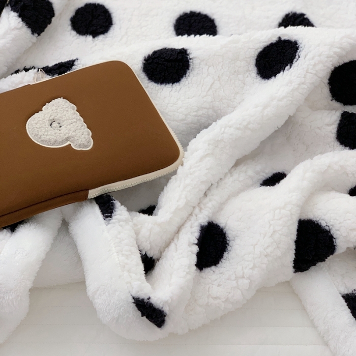 91家纺网 家纺一手货源 找家纺 昔可家纺 2021新款羊羔泰迪绒印花毛毯-第二组图 黑白波点