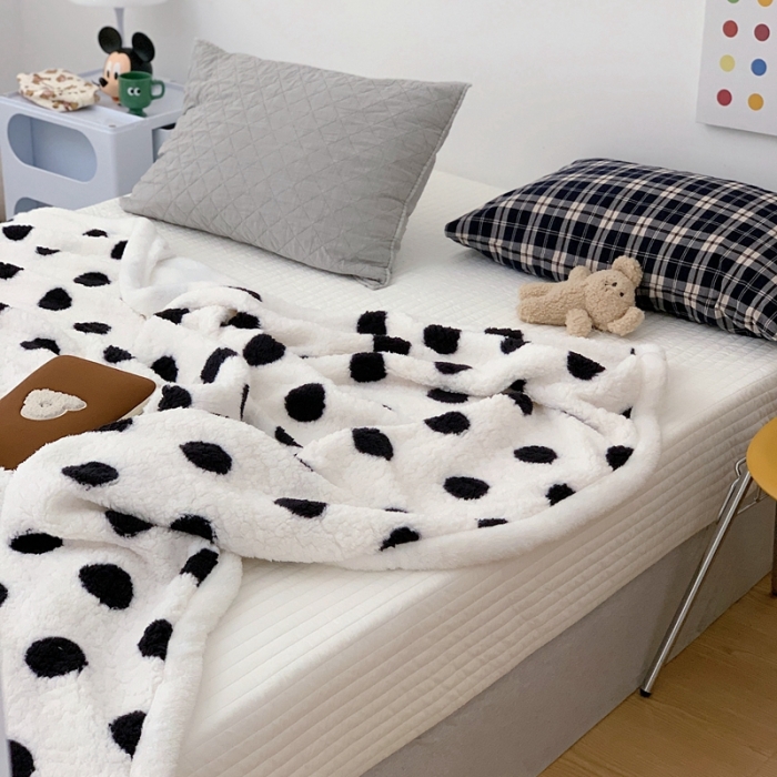 91家纺网 家纺一手货源 找家纺 昔可家纺 2021新款羊羔泰迪绒印花毛毯-第二组图 黑白波点