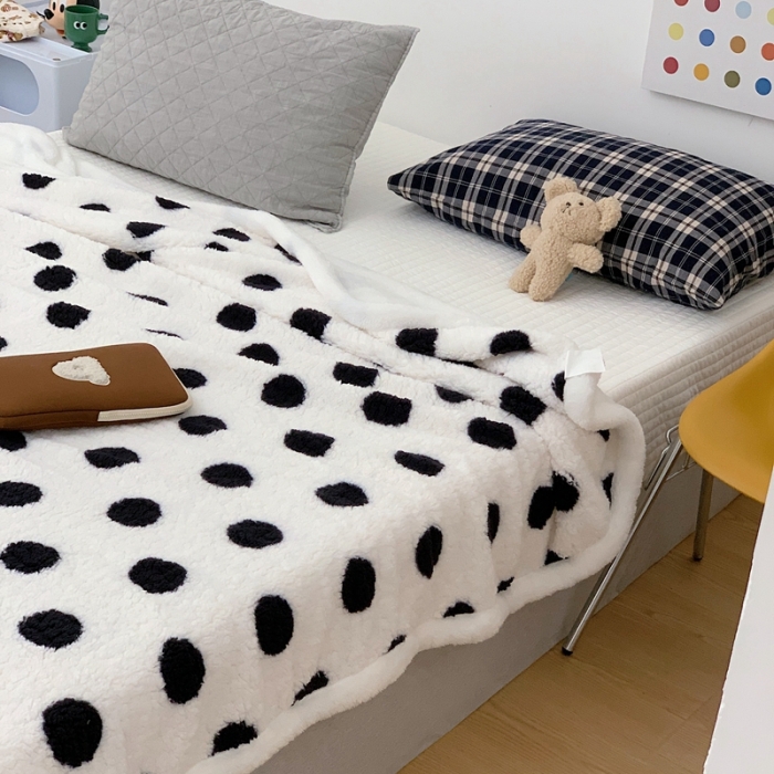 91家纺网 家纺一手货源 找家纺 昔可家纺 2021新款羊羔泰迪绒印花毛毯-第二组图 黑白波点