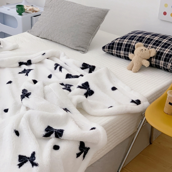 91家纺网 家纺一手货源 找家纺 昔可家纺2021新款羊羔泰迪绒印花毛毯第二组图黑白波点蝴蝶结