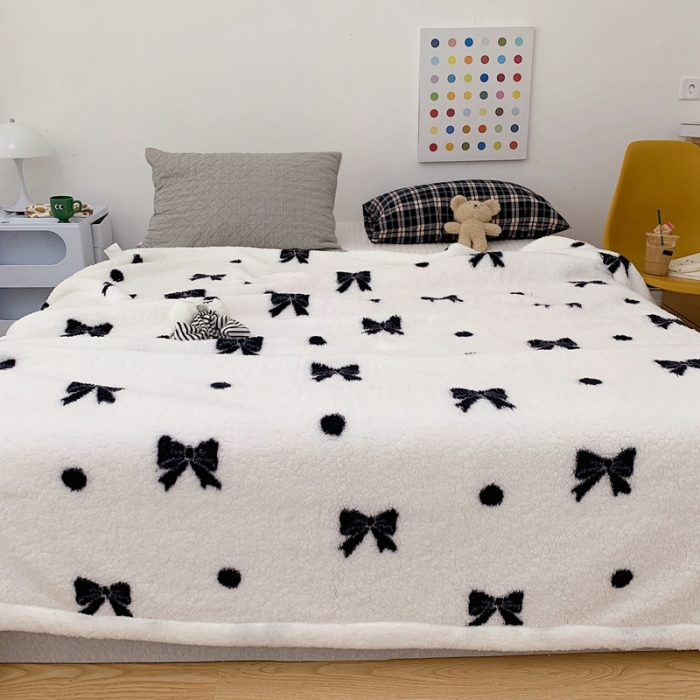 91家纺网 家纺一手货源 找家纺 昔可家纺2021新款羊羔泰迪绒印花毛毯第二组图黑白波点蝴蝶结