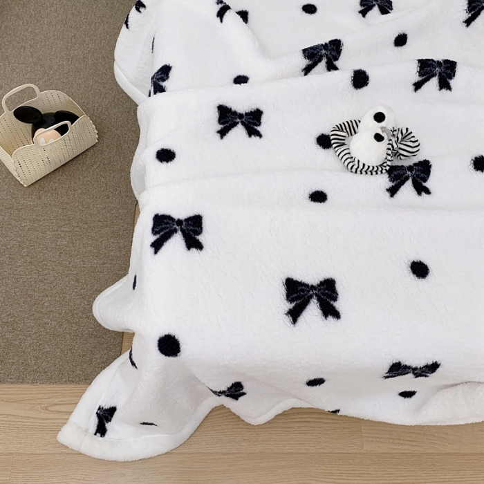 91家纺网 家纺一手货源 找家纺 昔可家纺2021新款羊羔泰迪绒印花毛毯第二组图黑白波点蝴蝶结