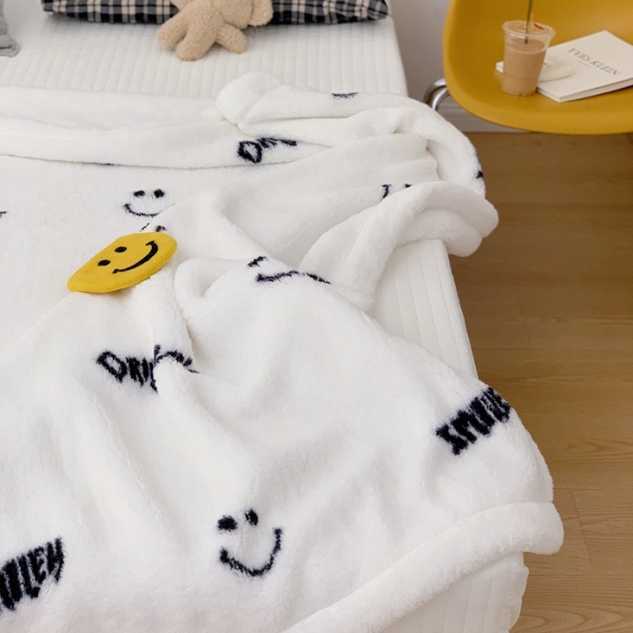 91家纺网 家纺一手货源 找家纺 昔可家纺 2021新款羊羔泰迪绒印花毛毯-第二组图 黑色笑脸