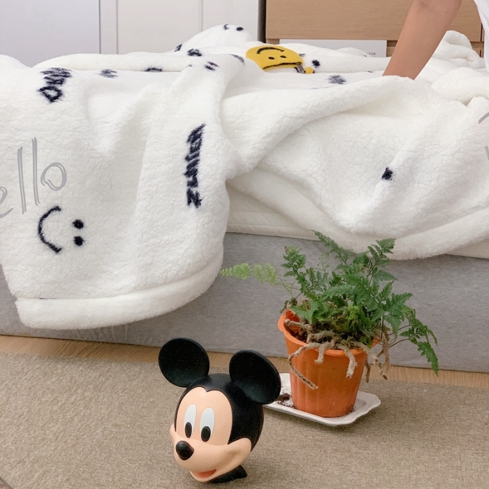 91家纺网 家纺一手货源 找家纺 昔可家纺 2021新款羊羔泰迪绒印花毛毯-第二组图 黑色笑脸