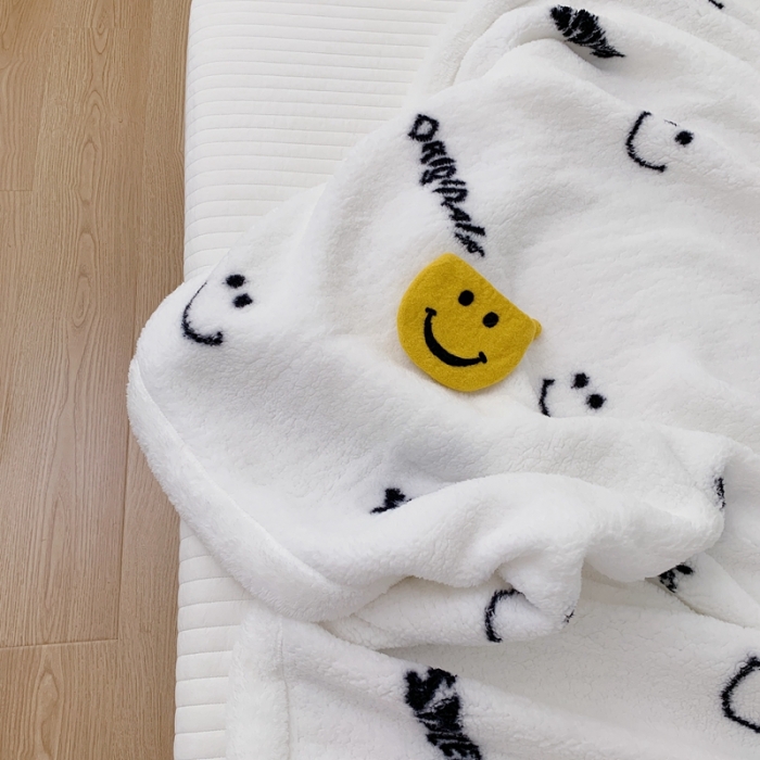 91家纺网 家纺一手货源 找家纺 昔可家纺 2021新款羊羔泰迪绒印花毛毯-第二组图 黑色笑脸