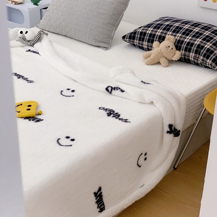 91家纺网 家纺一手货源 找家纺 昔可家纺 2021新款羊羔泰迪绒印花毛毯-第二组图 黑色笑脸