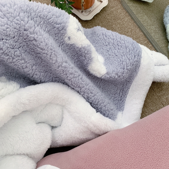 91家纺网 家纺一手货源 找家纺 昔可家纺 2021新款羊羔泰迪绒印花毛毯-第二组图 灰底白熊