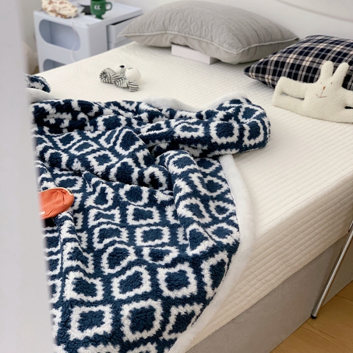 91家纺网 家纺一手货源 找家纺 昔可家纺 2021新款羊羔泰迪绒印花毛毯-第二组图 简约菱格