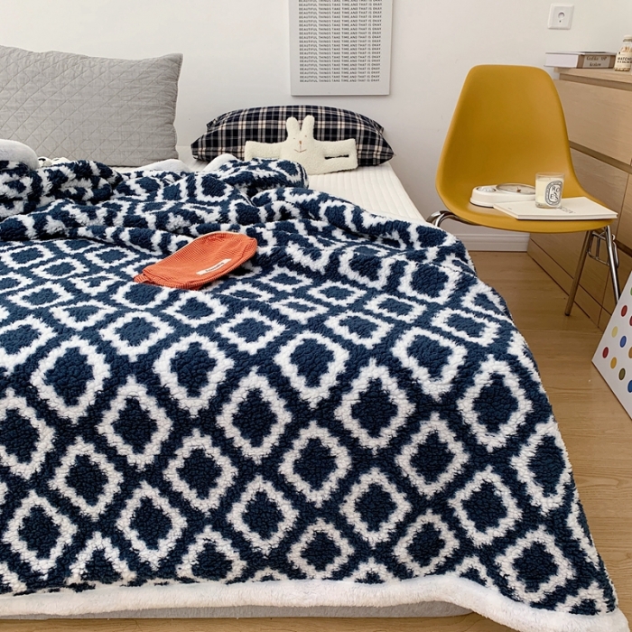 91家纺网 家纺一手货源 找家纺 昔可家纺 2021新款羊羔泰迪绒印花毛毯-第二组图 简约菱格