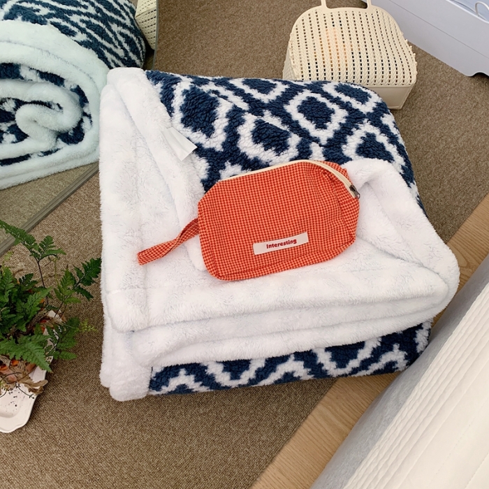 91家纺网 家纺一手货源 找家纺 昔可家纺 2021新款羊羔泰迪绒印花毛毯-第二组图 简约菱格