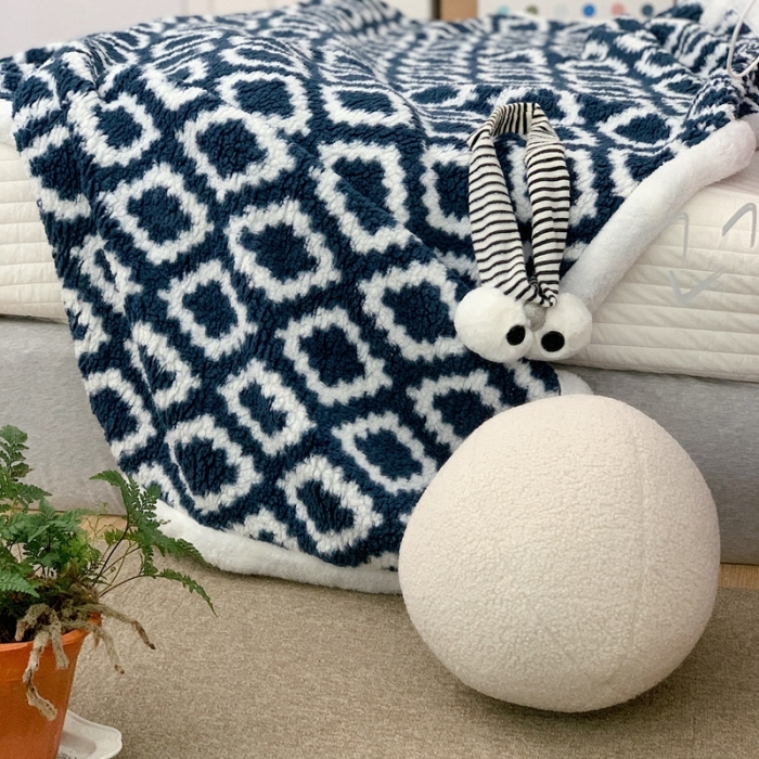 91家纺网 家纺一手货源 找家纺 昔可家纺 2021新款羊羔泰迪绒印花毛毯-第二组图 简约菱格