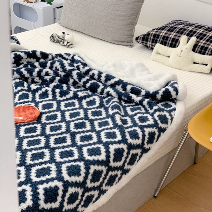 91家纺网 家纺一手货源 找家纺 昔可家纺 2021新款羊羔泰迪绒印花毛毯-第二组图 简约菱格