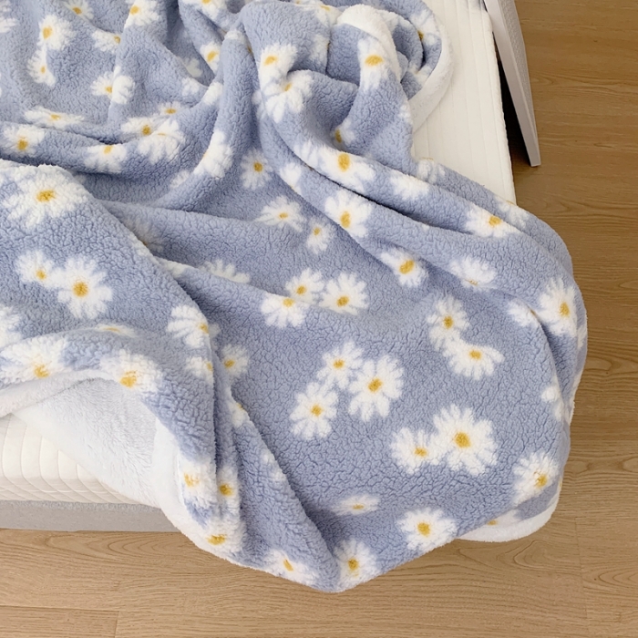 91家纺网 家纺一手货源 找家纺 昔可家纺 2021新款羊羔泰迪绒印花毛毯-第二组图浅蓝小雏菊