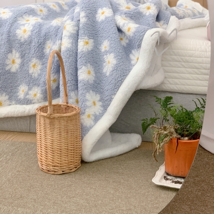 91家纺网 家纺一手货源 找家纺 昔可家纺 2021新款羊羔泰迪绒印花毛毯-第二组图浅蓝小雏菊