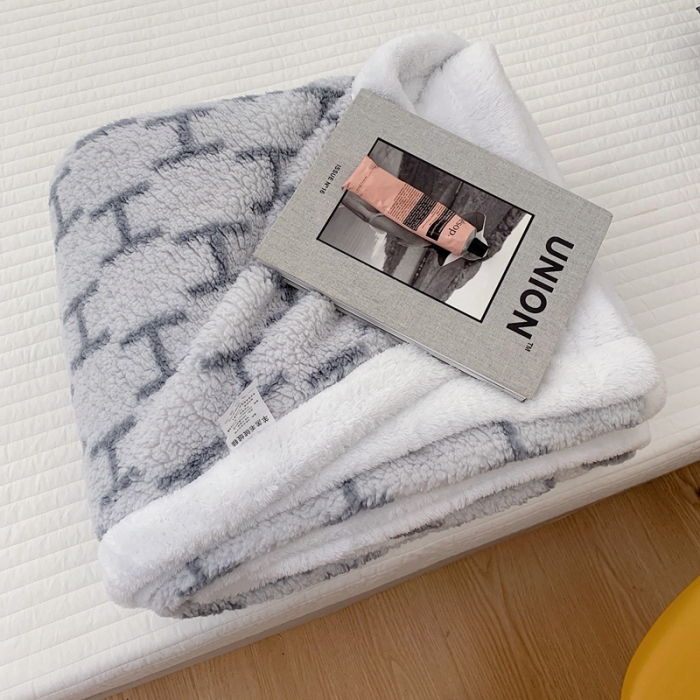 91家纺网 家纺一手货源 找家纺 昔可家纺 2021新款羊羔泰迪绒印花毛毯-第二组图 时尚H