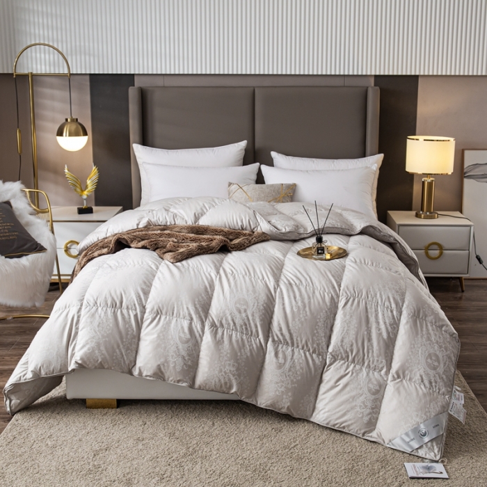 91家纺网 家纺一手货源 找家纺 （总）俏企鹅2025新款120支柔赛丝提花圣罗兰鹅绒被