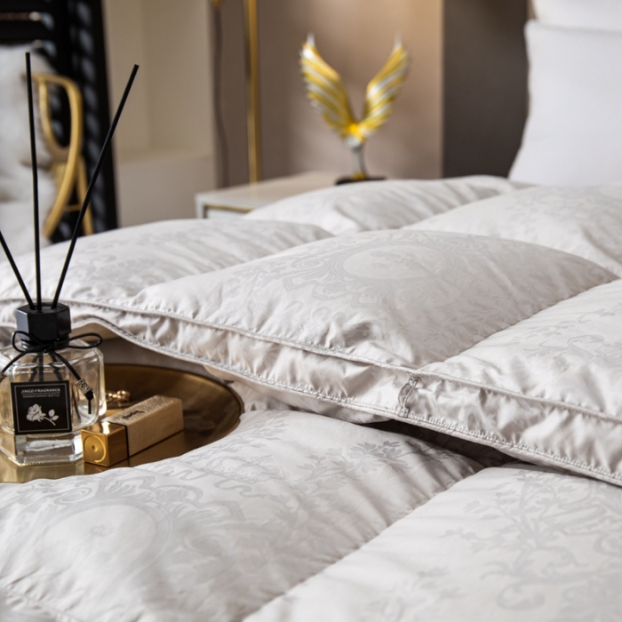 91家纺网 家纺一手货源 找家纺 （总）俏企鹅2025新款120支柔赛丝提花圣罗兰鹅绒被