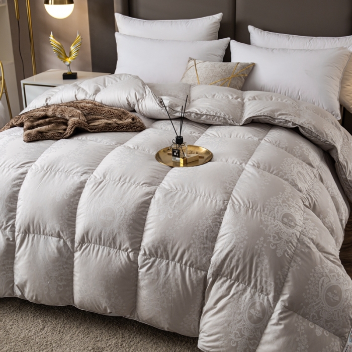 91家纺网 家纺一手货源 找家纺 俏企鹅2025新款120支柔赛丝提花圣罗兰鹅绒被 灰色