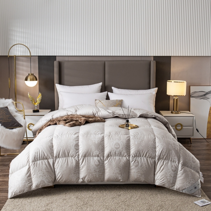 91家纺网 家纺一手货源 找家纺 俏企鹅2025新款120支柔赛丝提花圣罗兰鹅绒被 灰色