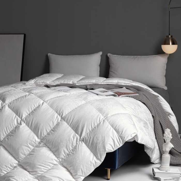 91家纺网 家纺一手货源 找家纺 俏企鹅2025新款120支柔赛丝提花圣罗兰鹅绒被 白色