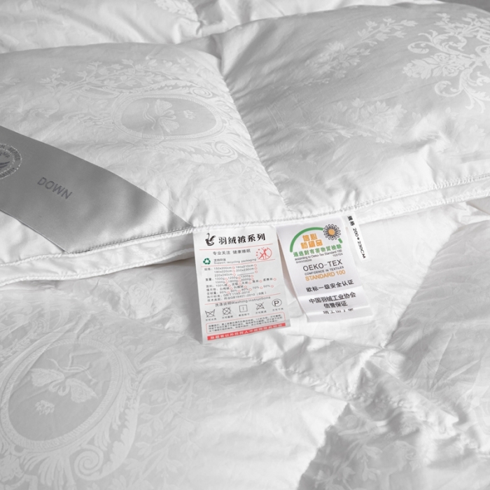 91家纺网 家纺一手货源 找家纺 俏企鹅2025新款120支柔赛丝提花圣罗兰鹅绒被 白色