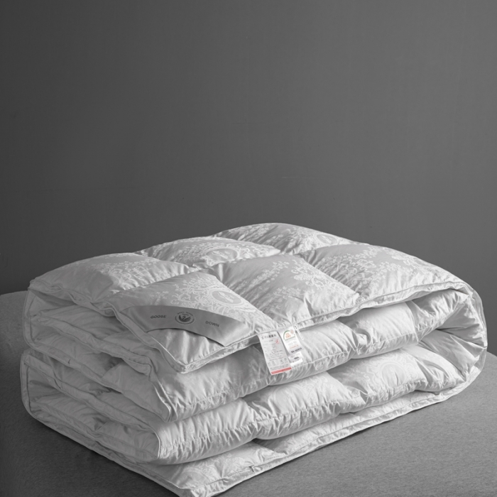 91家纺网 家纺一手货源 找家纺 俏企鹅2025新款120支柔赛丝提花圣罗兰鹅绒被 白色