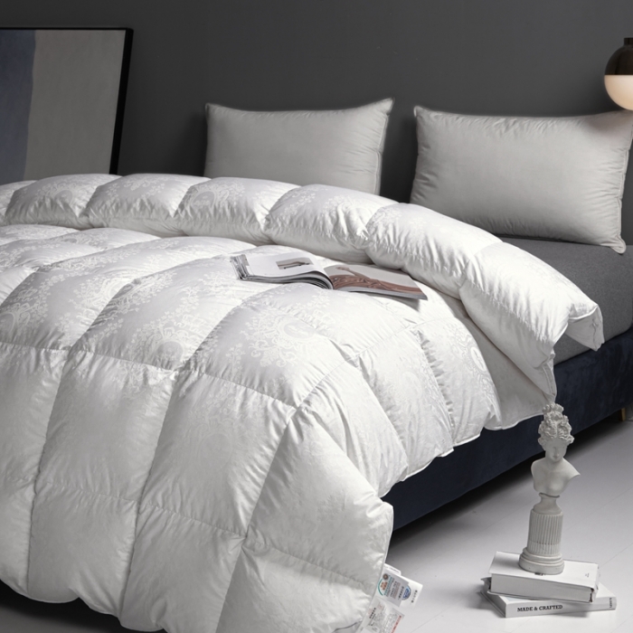 91家纺网 家纺一手货源 找家纺 俏企鹅2025新款120支柔赛丝提花圣罗兰鹅绒被 白色