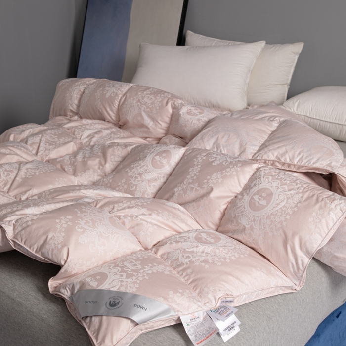 91家纺网 家纺一手货源 找家纺 俏企鹅2025新款120支柔赛丝提花圣罗兰鹅绒被 豆沙色