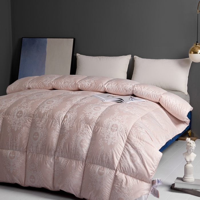 91家纺网 家纺一手货源 找家纺 俏企鹅2025新款120支柔赛丝提花圣罗兰鹅绒被 豆沙色