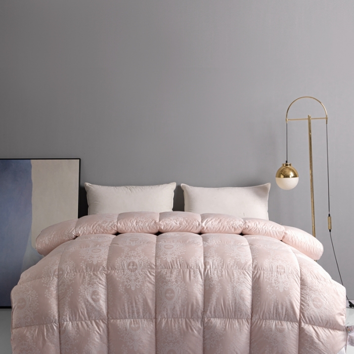 91家纺网 家纺一手货源 找家纺 俏企鹅2025新款120支柔赛丝提花圣罗兰鹅绒被 豆沙色