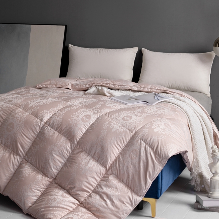 91家纺网 家纺一手货源 找家纺 俏企鹅2025新款120支柔赛丝提花圣罗兰鹅绒被 豆沙色