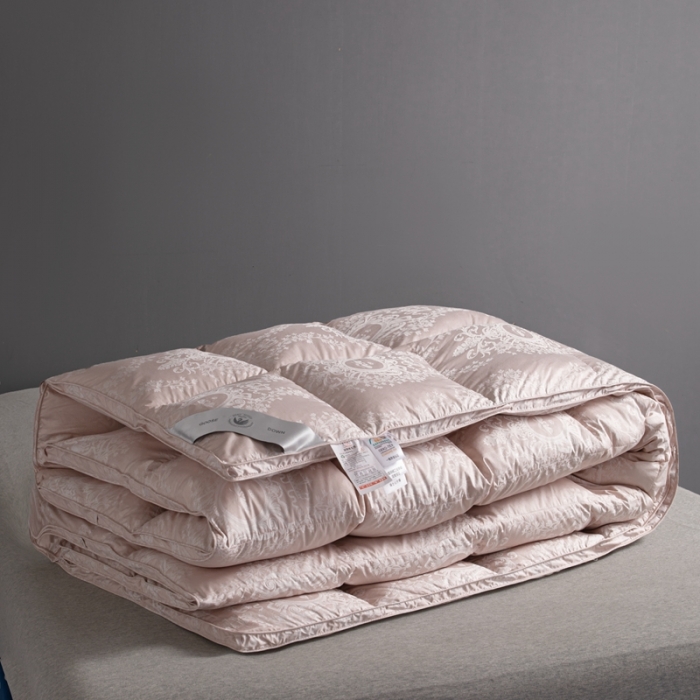 91家纺网 家纺一手货源 找家纺 俏企鹅2025新款120支柔赛丝提花圣罗兰鹅绒被 豆沙色