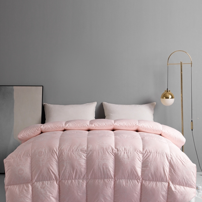 91家纺网 家纺一手货源 找家纺 俏企鹅2025新款120支柔赛丝提花圣罗兰鹅绒被 粉色