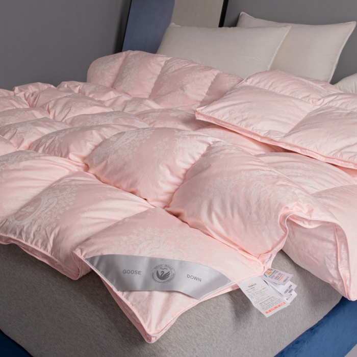 91家纺网 家纺一手货源 找家纺 俏企鹅2025新款120支柔赛丝提花圣罗兰鹅绒被 粉色