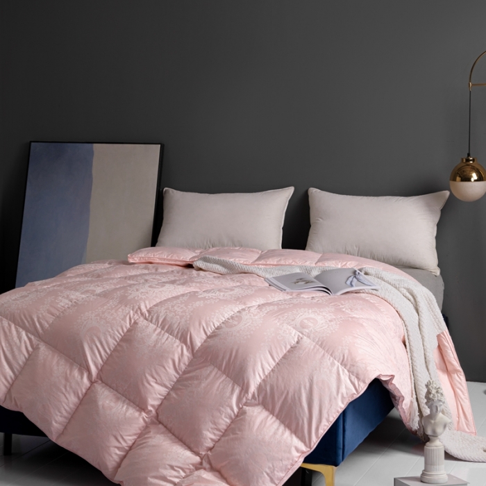 91家纺网 家纺一手货源 找家纺 俏企鹅2025新款120支柔赛丝提花圣罗兰鹅绒被 粉色