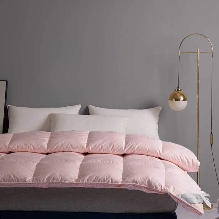 91家纺网 家纺一手货源 找家纺 俏企鹅2025新款120支柔赛丝提花圣罗兰鹅绒被 粉色